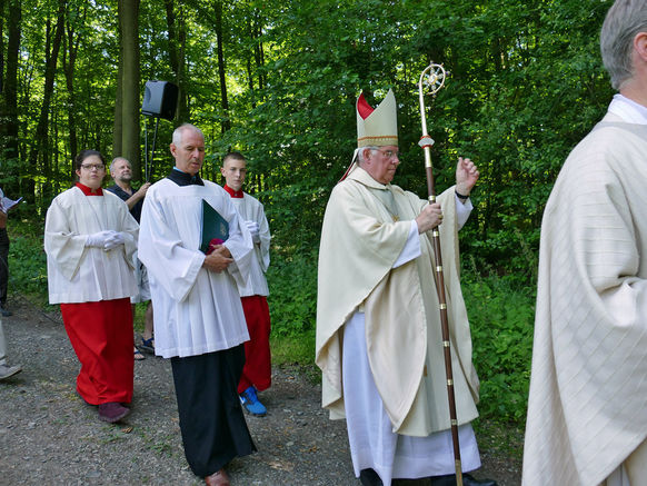 Festgottesdienst zum 1.000 Todestag des Heiligen Heimerads auf dem Hasunger Berg (Foto: Karl-Franz Thiede) Festgottesdienst zum 1.000 Todestag des Heiligen Heimerads auf dem Hasunger Berg (Foto: Karl-Franz Thiede)
